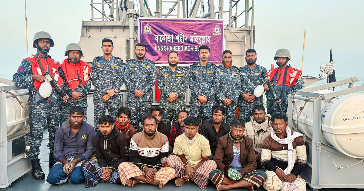 মিয়ানমারে ডিজেল ও সিমেন্ট পাচারের সময় বোটসহ ১১ জন আটক