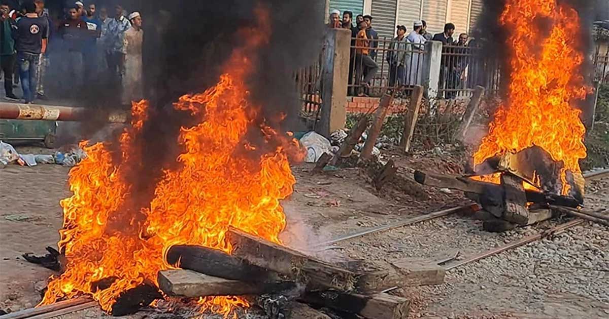 রেললাইনে আগুন দিয়েছে বিএনপির মনোনয়ন বঞ্চিতরা,ট্রেন চলাচল বন্ধ