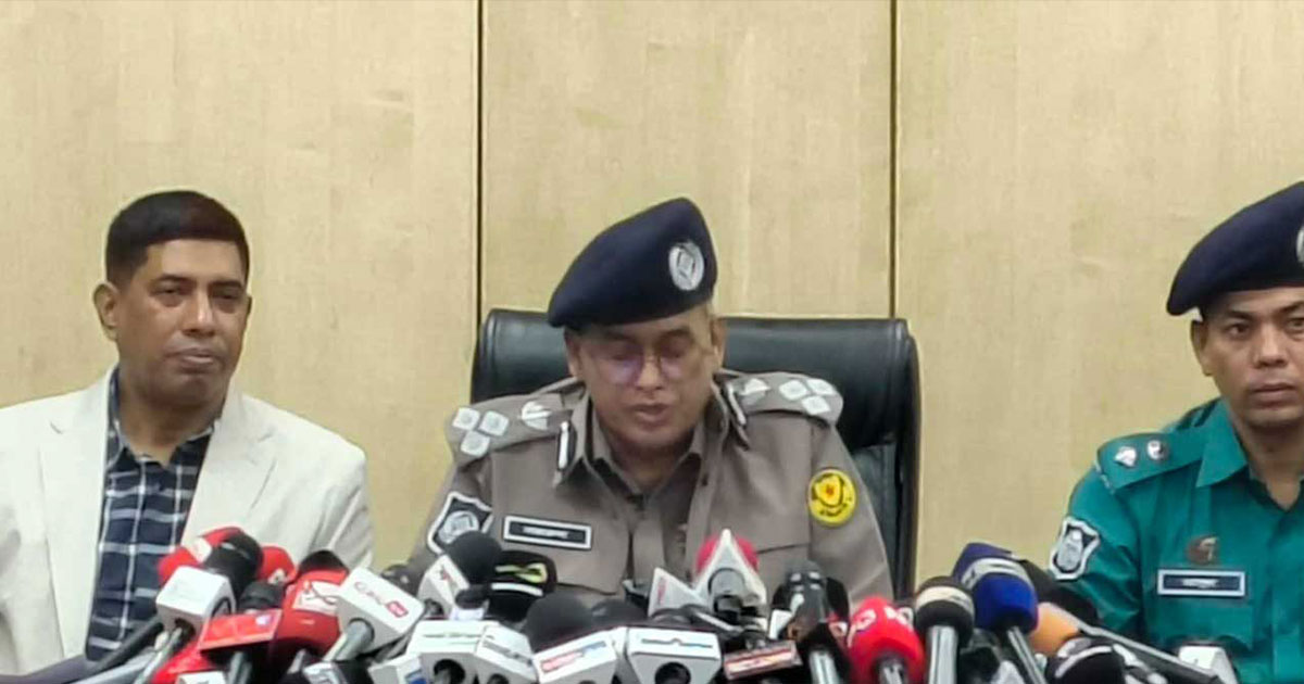 হাদির হত্যাকারী ময়মনসিংহ সীমান্ত দিয়ে ভারত পালিয়েছে : ডিএমপি কমিশনার