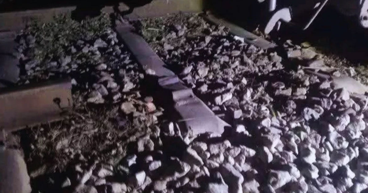 গফরগাঁওয়ে রেলের পাত কেটে ফেলায় অগ্নিবীণা এক্সপ্রেস লাইনচ্যুত
