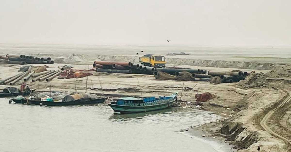 অবৈধ বালু উত্তোলন ও পরিবহনের বিরুদ্ধে ইউএনওর  অভিযান:দুটি ট্রাক জব্দ