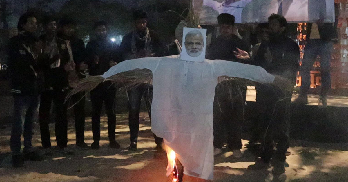 হাদী হত্যার প্রতিবাদে নওগাঁয় বিক্ষােভ ও কুশপুত্তলিকা দাহ