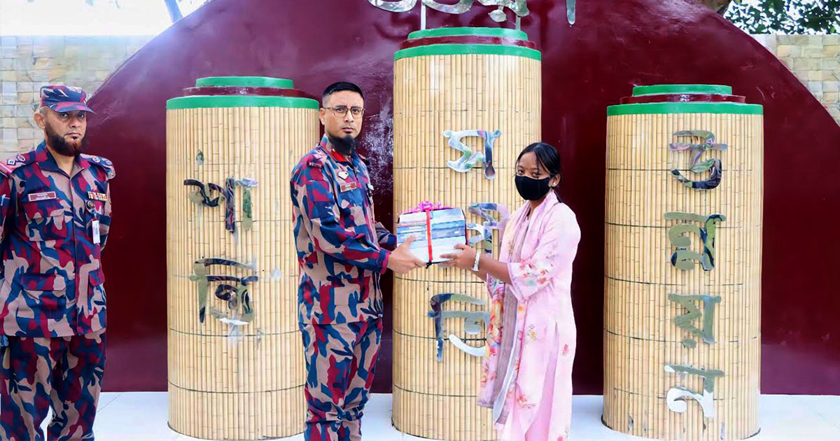 পানছড়িতে কলেজ শিক্ষার্থীদের মাঝে বিজিবির শিক্ষা সামগ্রী বিতরণ