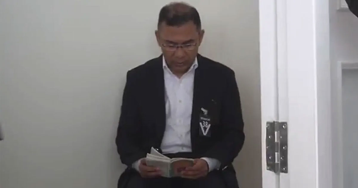 মায়ের কফিনের পাশে কোরআন তেলাওয়াত করছেন তারেক রহমান