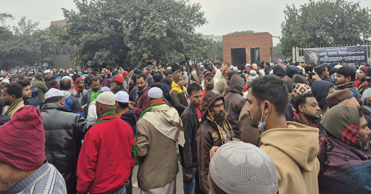 খালেদা জিয়ার জানাজায়: সকাল থেকেই মানিক মিয়া অ্যাভিনিউতে মানুষের ঢল