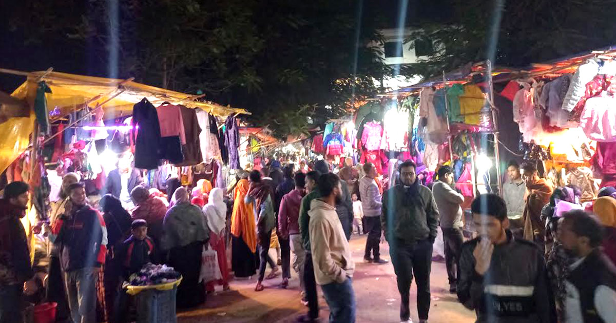গরম কাপড়ের চাহিদায় জমজমাট ফেনীর ফুটপাত
