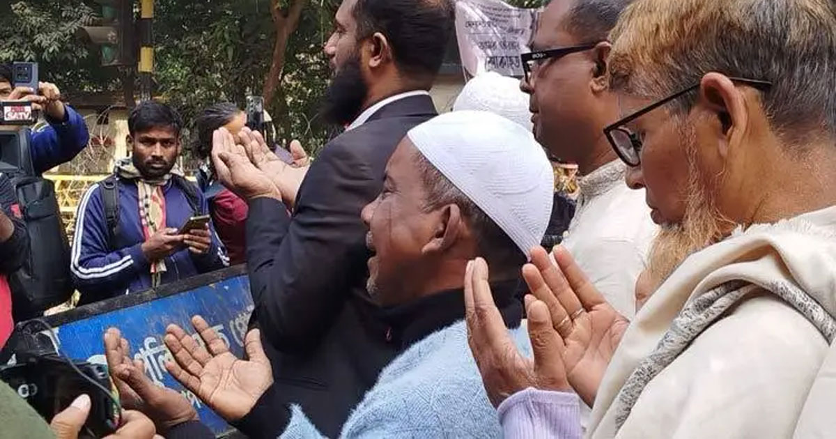 খালেদা জিয়ার কবর জিয়ারতে অঝোরে কাঁদছেন মানুষ