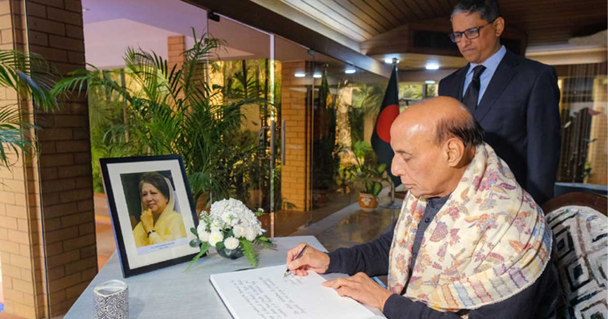 বাংলাদেশ হাইকমিশনে গিয়ে খালেদা জিয়ার প্রতি শ্রদ্ধা জানালেন রাজনাথ সিং