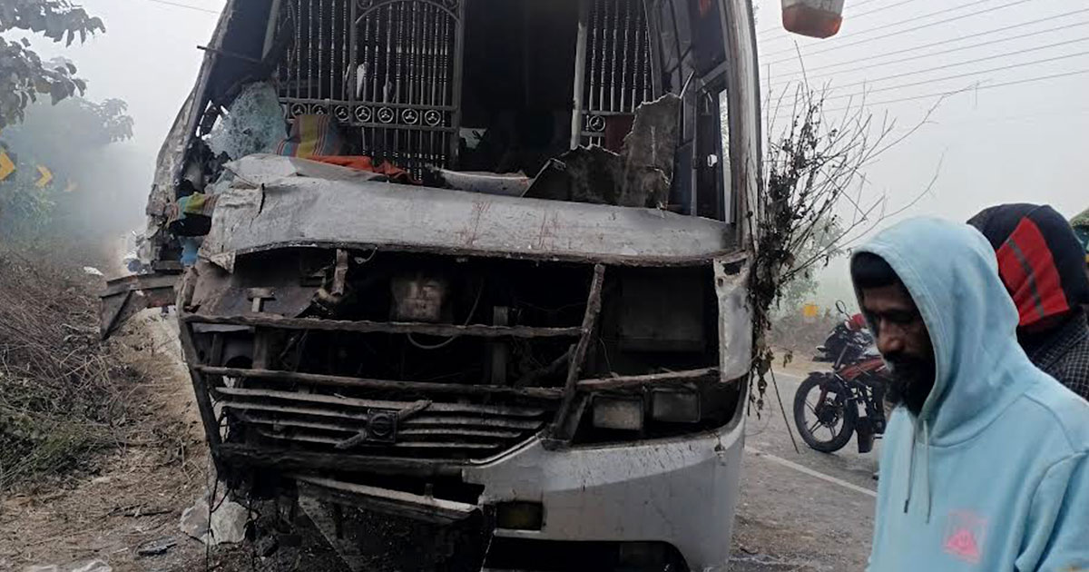 ঠাকুরগাঁওয়ে কুয়াশায় বাস–তেলবাহী লরির মুখোমুখি সংঘর্ষ, আহত ৭