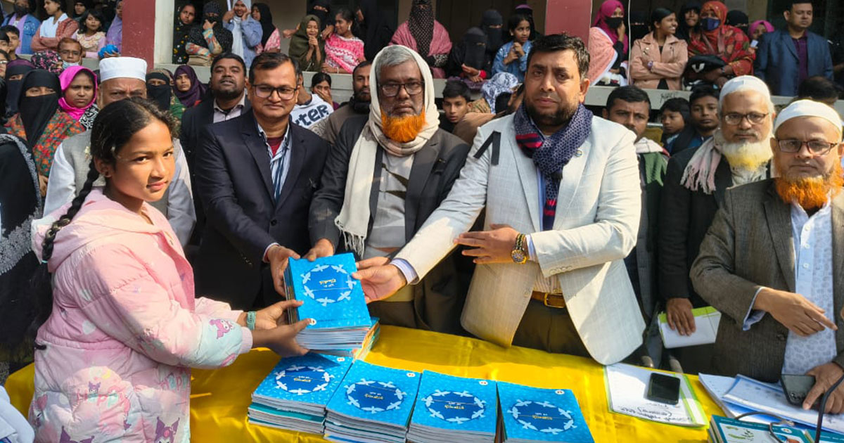 ভাঙ্গায় নতুন বই হাতে পেল ৭০ হাজার শিক্ষার্থী