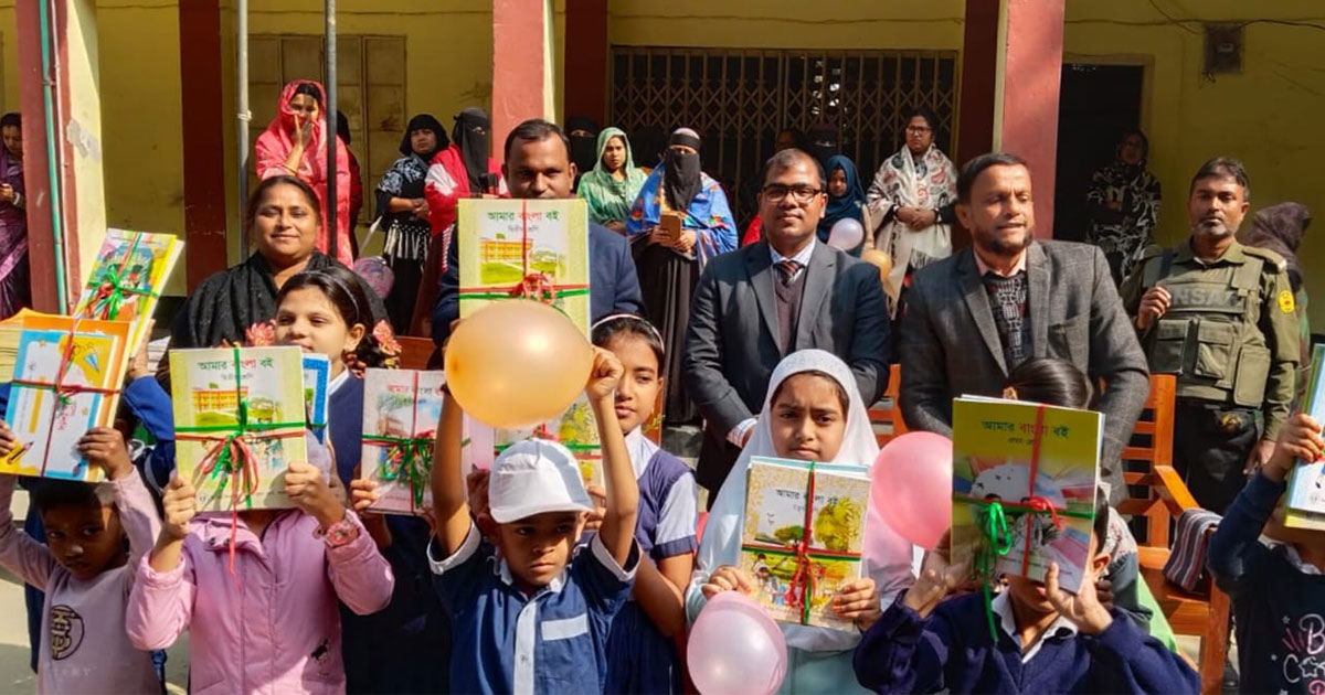 চরভদ্রাসন বছরের প্রথম দিনে বই পেলো শিক্ষার্থীরা