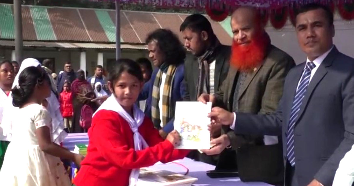 কুড়িগ্রামে বছরের প্রথম দিনেই বই পেলো শিক্ষার্থীরা