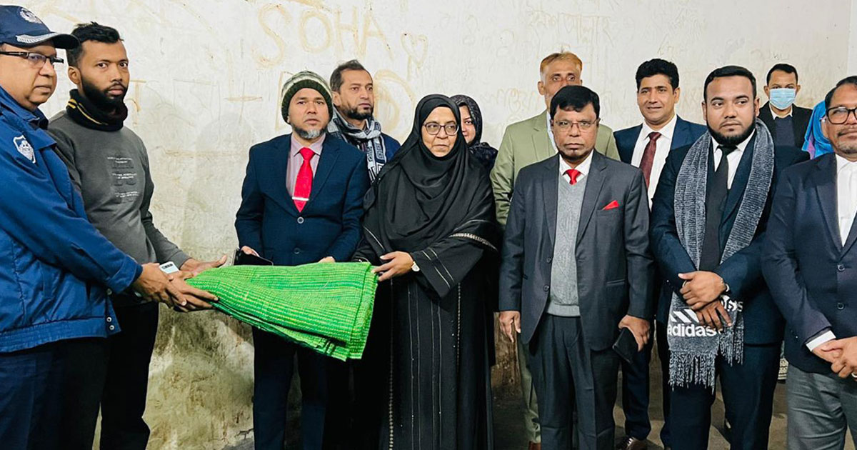 শীতের তীব্রতায় চাঁদপুর আদালতের হাজতখানায় কয়েদিদের জন্য কার্পেট