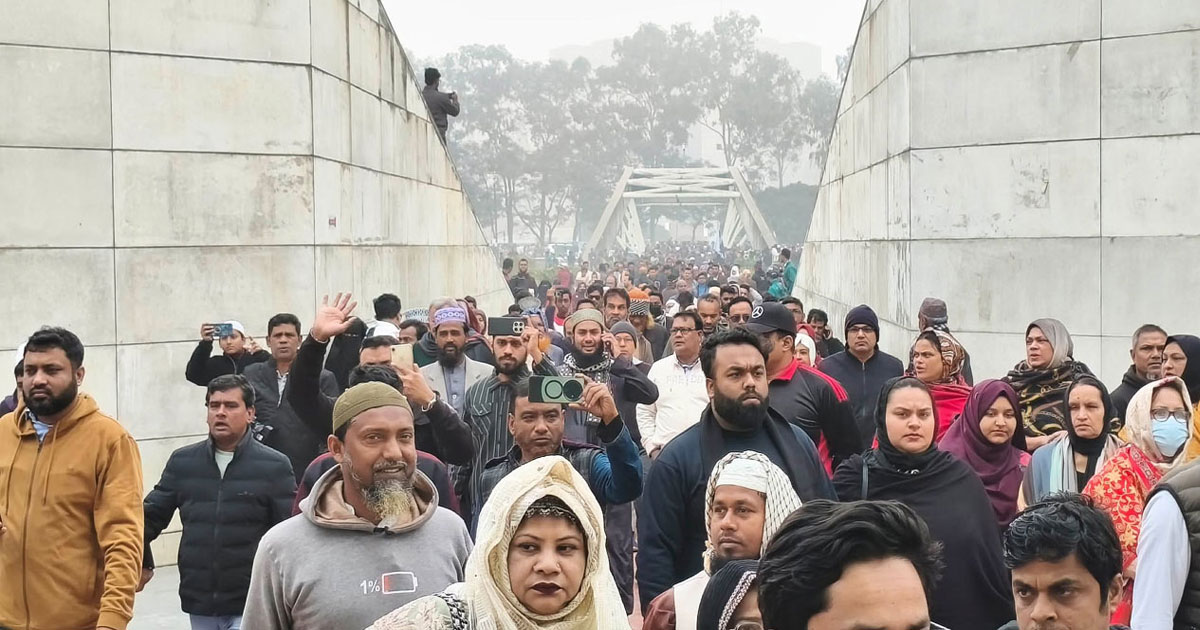 খালেদা জিয়ার কবর জিয়ারতে ঢল নেমেছে নেতাকর্মীদের