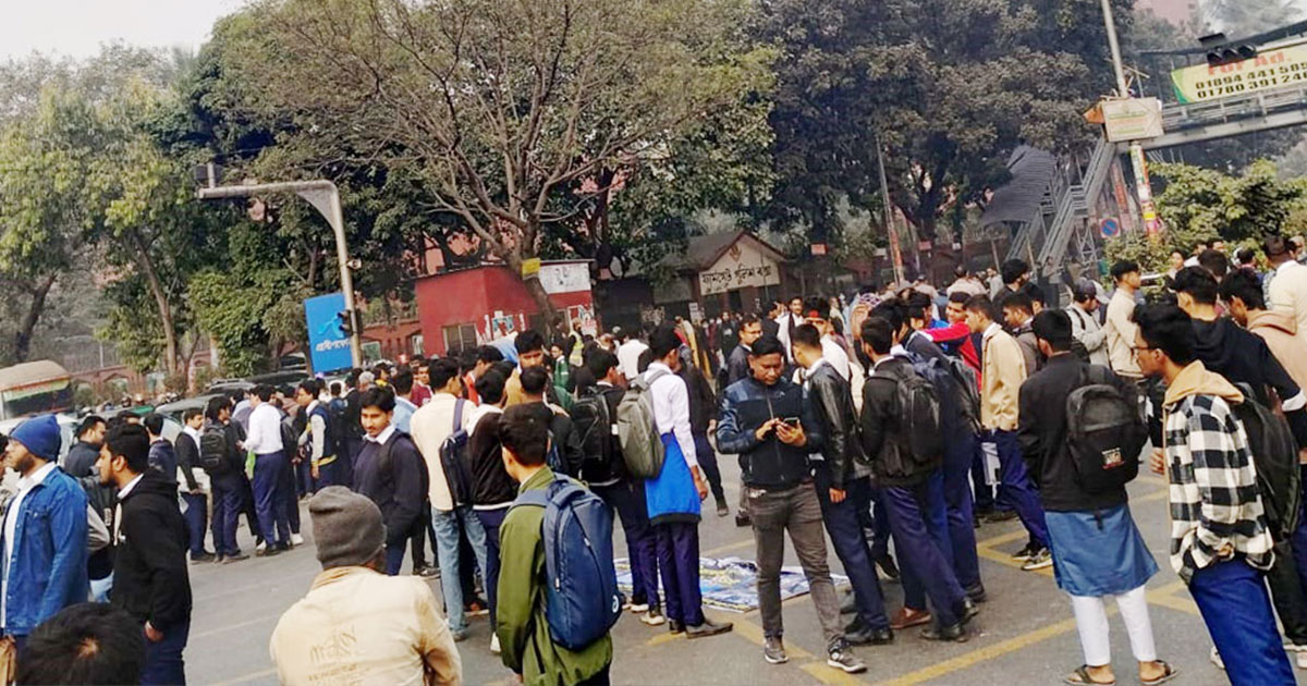 এবার সাকিবুল হত্যার বিচার দাবিতে ফার্মগেট অবরোধ