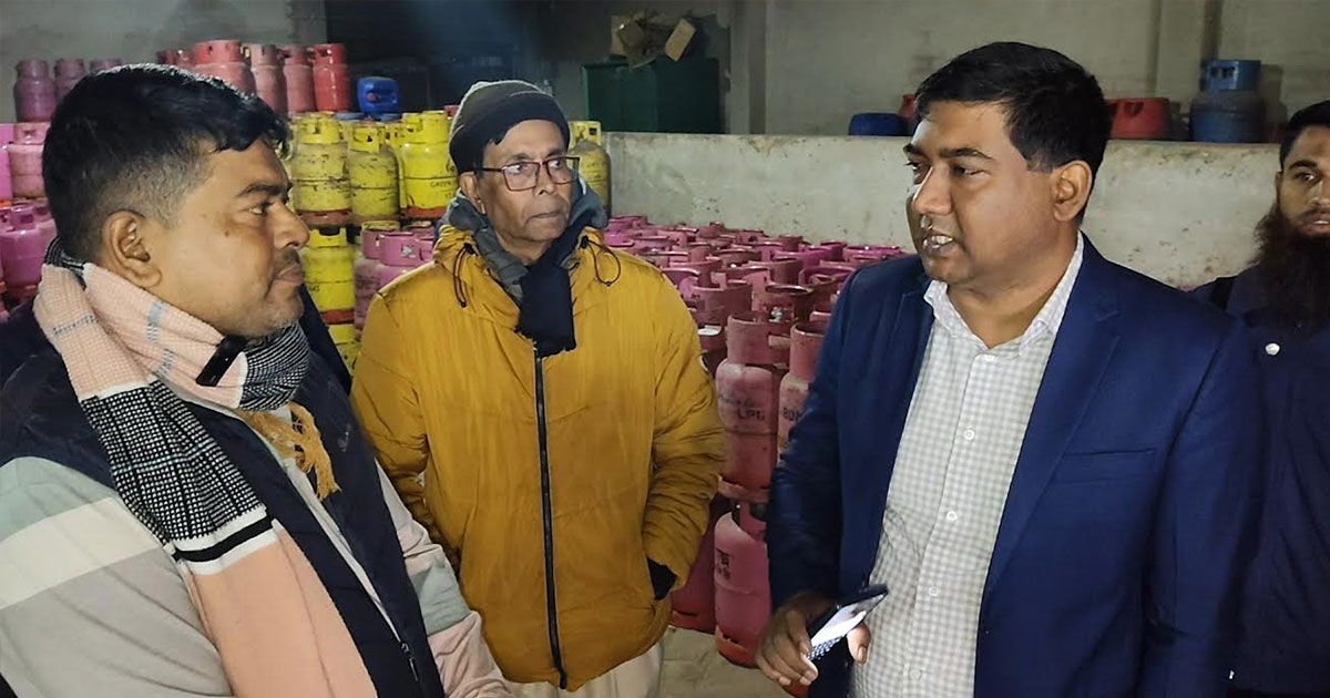 মানিকগঞ্জে এলপিজির দুই পরিবেশককে দেড় লাখ টাকা জরিমানা