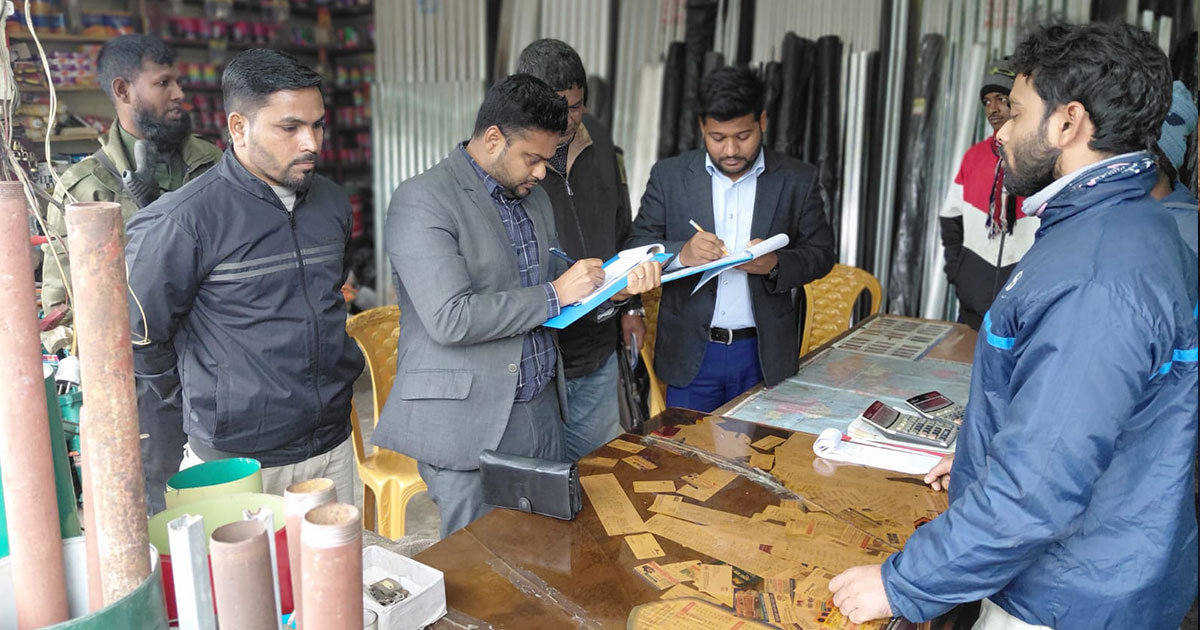 তারাকান্দায় এলপিজি গ্যাসের দাম বেশি রাখায় জরিমানা