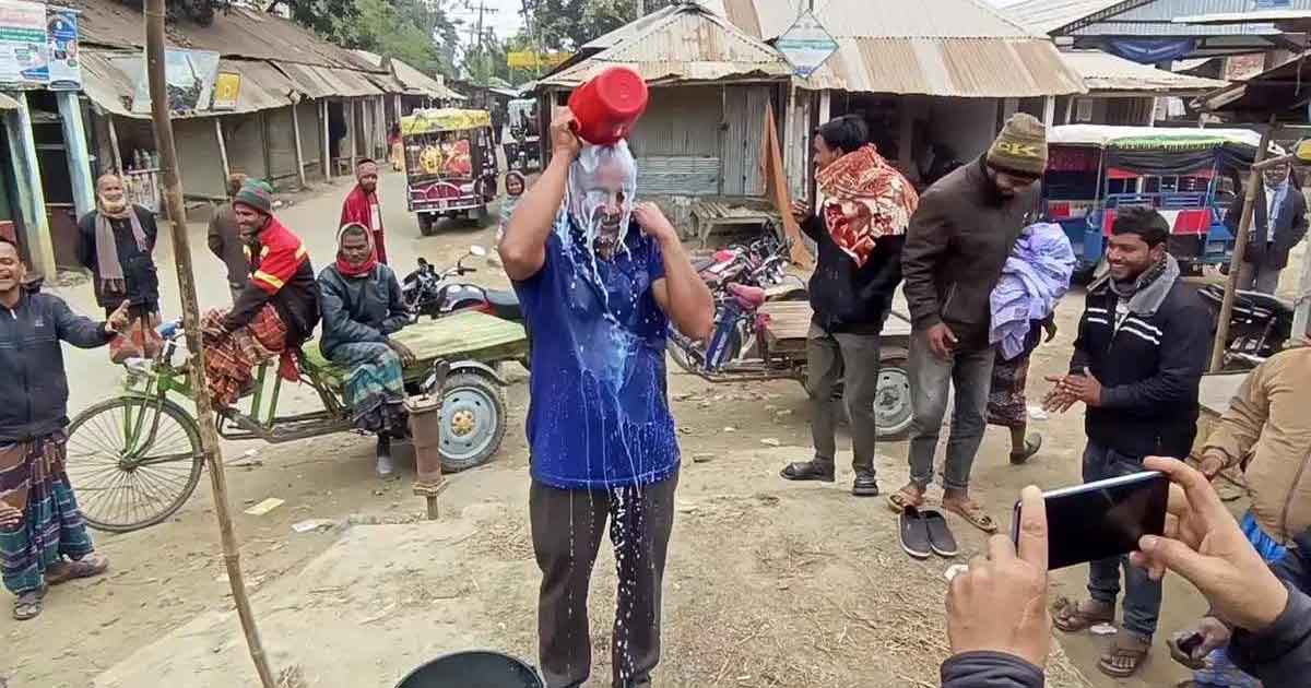 দুধ দিয়ে গোসল করে বিএনপি নেতার পদত্যাগ
