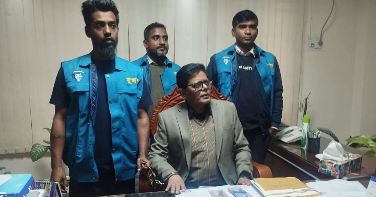 যশোরে ঘুসের টাকাসহ জেলা প্রাথমিক শিক্ষা কর্মকর্তা আটক, দুদক কার্যালয় ঘেরাও
