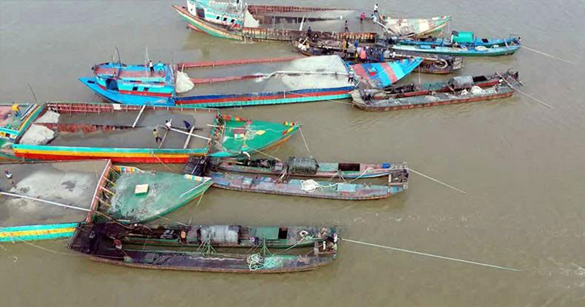 সন্ত্রাসী বালুখেকোদের কবলে দৌলতপুরের পদ্মা নদী