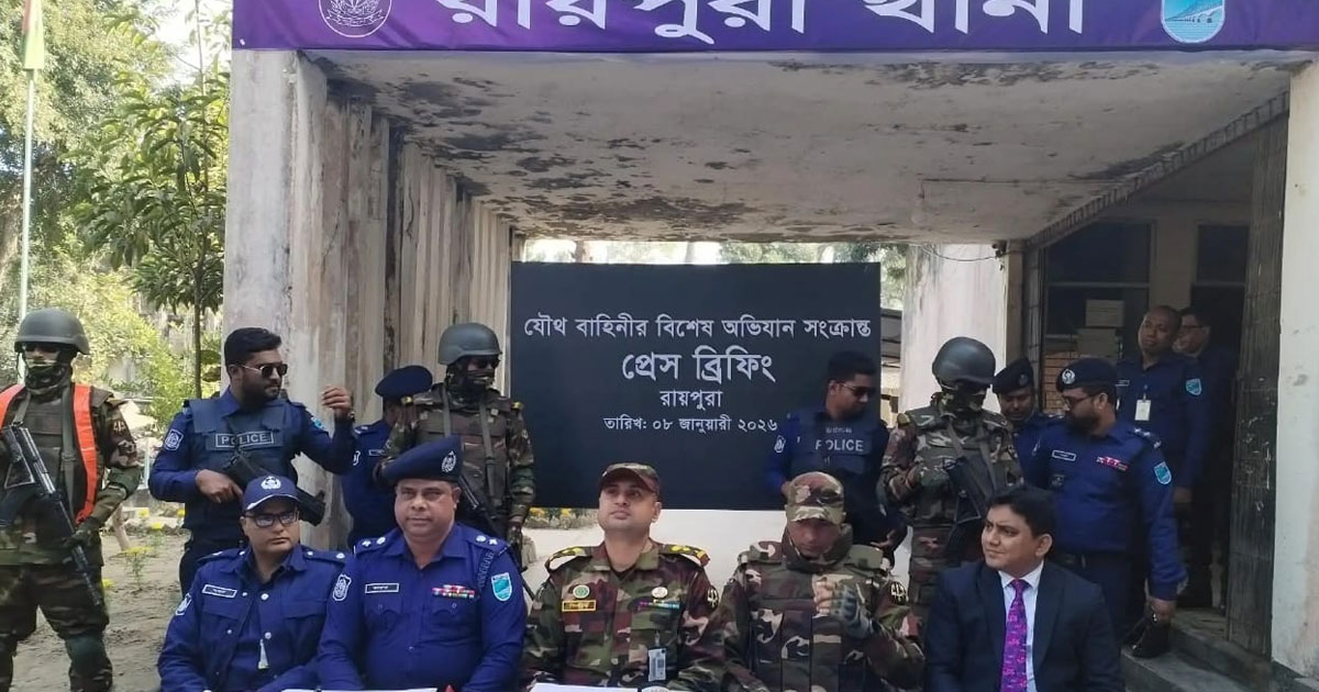 রায়পুরায় যৌথ বাহিনীর অভিযান, বিপুল অস্ত্রসহ দুই সন্ত্রাসী গ্রেপ্তার