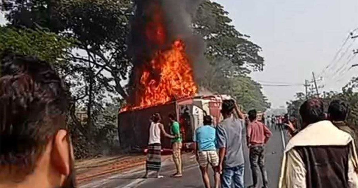 কুমিল্লায় ত্রিমুখী সংঘর্ষে চলন্ত বাসে আগুন, নিহত ৪