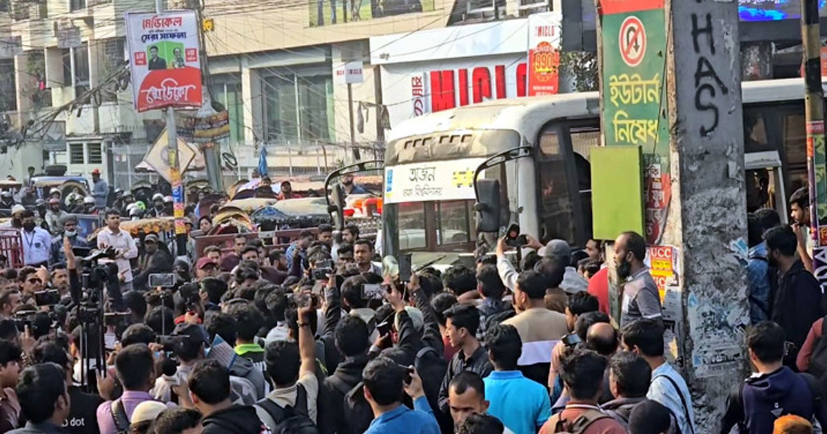 যানজট-প্রতিবাদ, ধাওয়া-পাল্টা ধাওয়ায় চলছে ৭ কলেজের অবরোধ