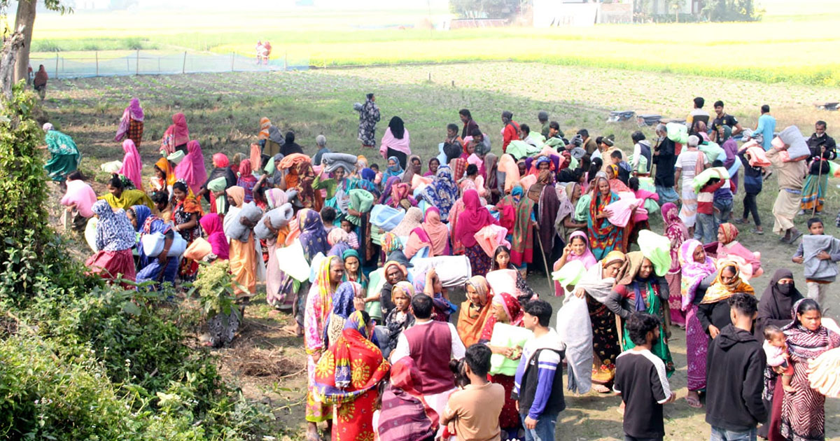 মানিকগঞ্জে কম্বল বিতরণ : ‘গা কাঁপানো শীতে একটু শান্তি’