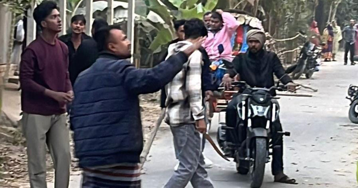 কিশোরীকে অপহরণ করতে গিয়ে বসতবাড়িতে বখাটেদের হামলা