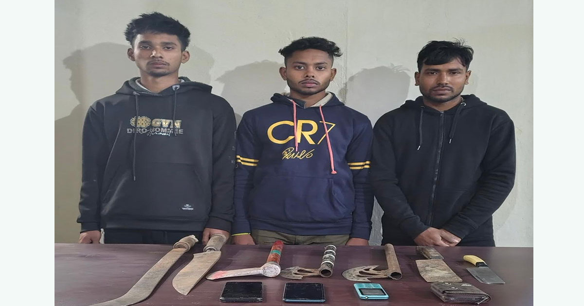 বগুড়ায় সেনাবাহিনীর অভিযানে দেশীয় অস্ত্রসহ কিশোর গ্যাংয়ের ৩ সদস্য আটক