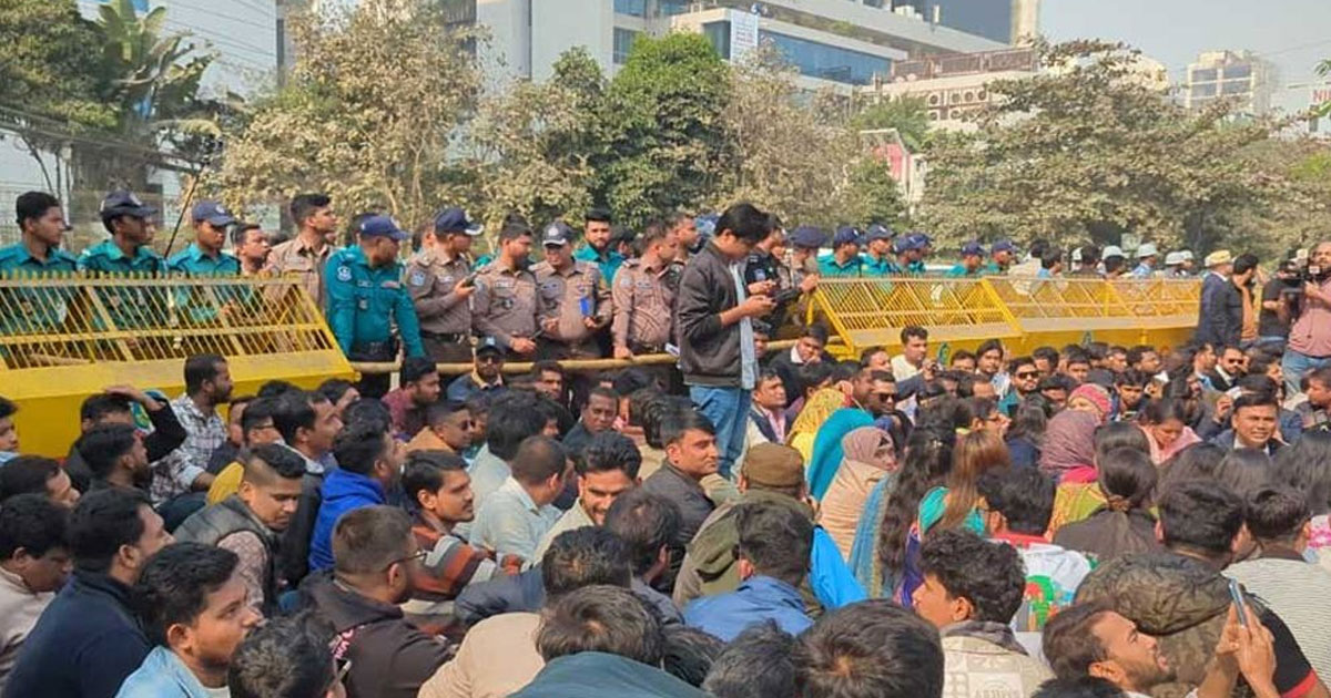 দাবি আদায় না হলে সারারাত ইসি অবরুদ্ধ রাখবে ছাত্রদল