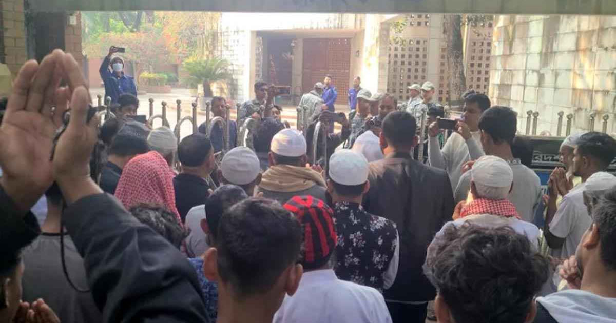 বঙ্গবন্ধুর কবর জিয়ারত করে প্রচারণায় নামলেন বিএনপির বিদ্রোহী প্রার্থী