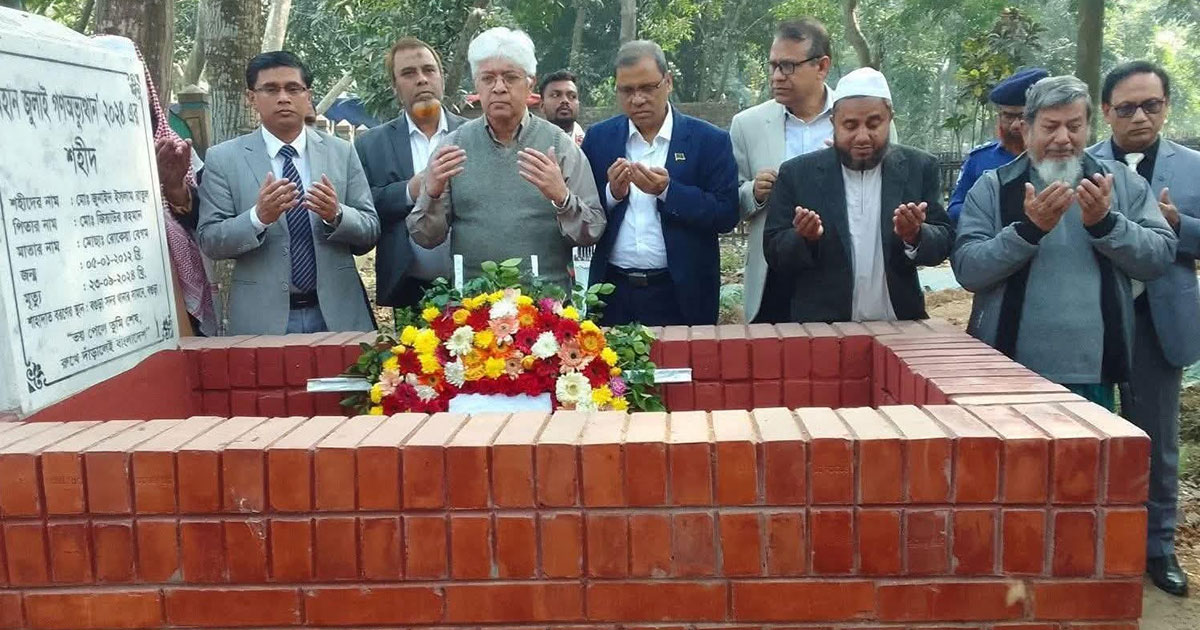 জুলাই গণঅভ্যুত্থানের শহীদদের কবর জিয়ারত করলেন উপদেষ্টা আদিলুর রহমান