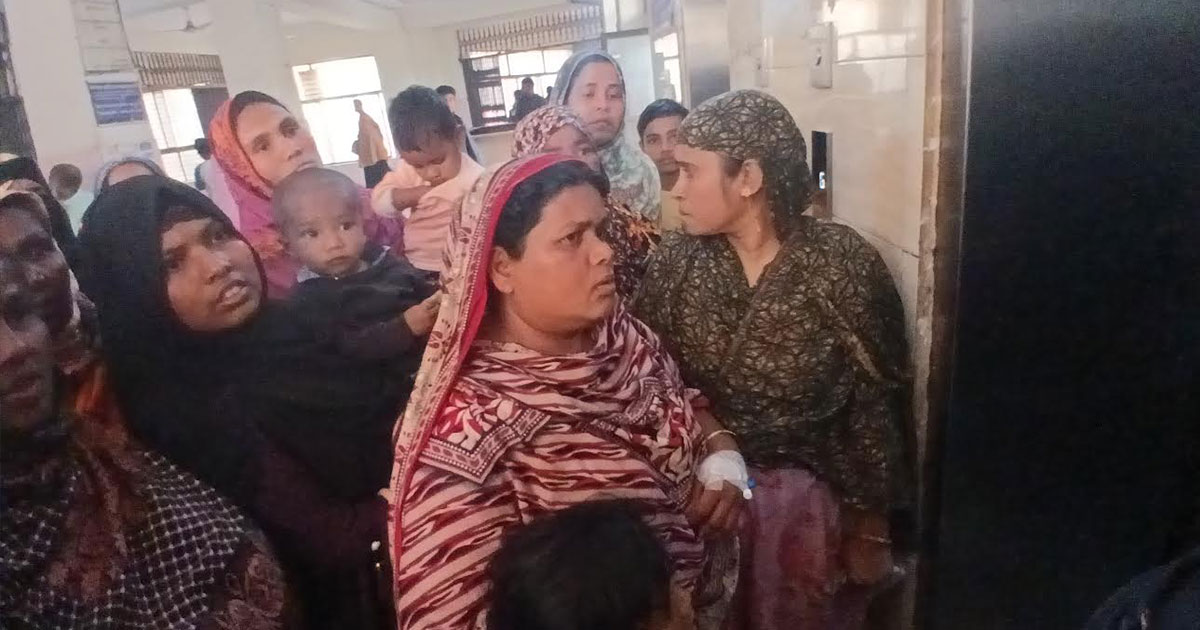 ১২ দিন ধরে লিফট বন্ধ, রোগী উঠানামা করছে স্বজনদের কাঁধে