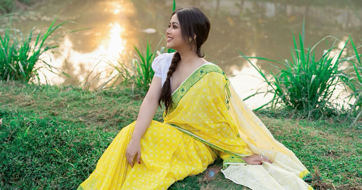 হলুদ শাড়িতে প্রকৃতির সঙ্গে মিশে গেলেন ভাবনা