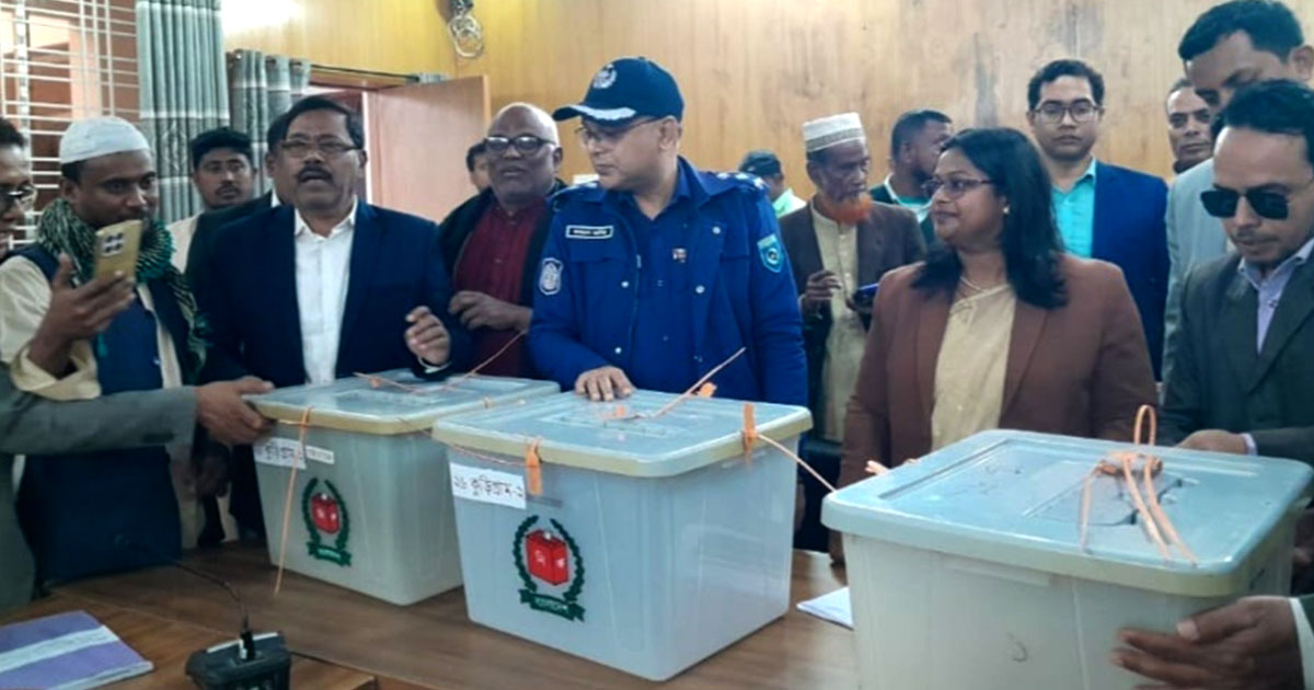 কুড়িগ্রামে পোস্টাল ব্যালট ভোট বাক্সের লক উদ্বোধন