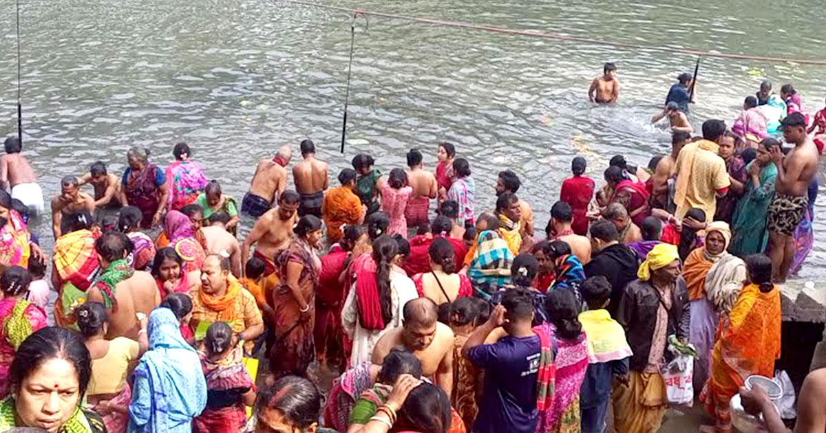 ফরিদপুরে ঐতিহ্যবাহী কুমার নদে গঙ্গা স্নান অনুষ্ঠিত