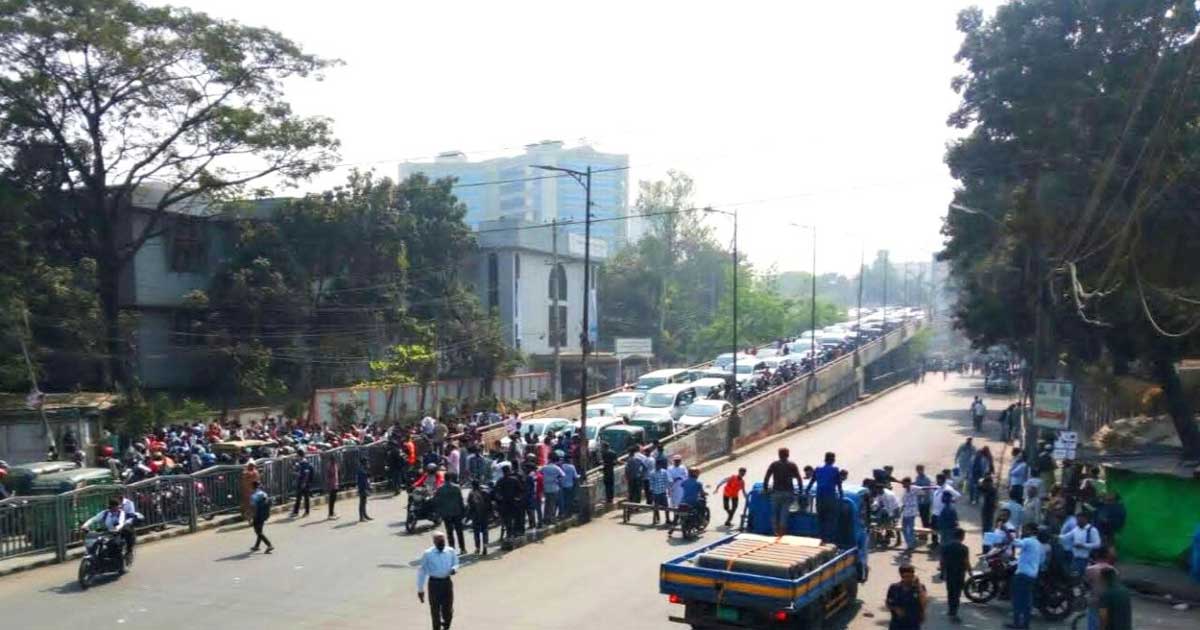 তিন ঘণ্টা পর সাতরাস্তা ছাড়লেন   শিক্ষার্থীরা, চরম ভোগান্তিতে নগরবাসী