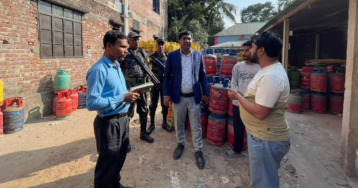 মানিকগঞ্জে অতিরিক্ত দামে গ্যাস বিক্রি:  ৫০ হাজার টাকা জরিমানা