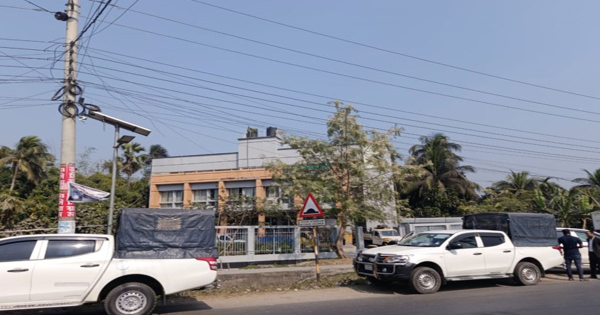 বাগেরহাটের ভোট কেন্দ্রেগুলোতে যাচ্ছে ব্যালট পেপার ও নির্বাচনী সরঞ্জাম