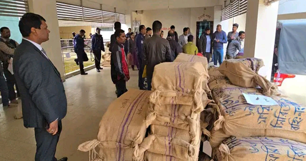 ফরিদপুরে নির্বাচনী এলাকায় যাচ্ছে নির্বাচনের ব্যালট পেপার