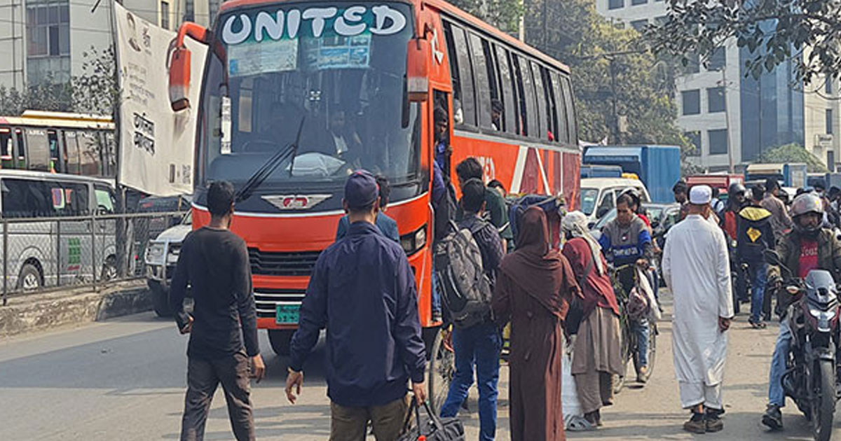 দ্বিগুণেরও বেশি ভাড়া দূরপাল্লার বাসে, তবু বাড়ি ছুটছে মানুষ