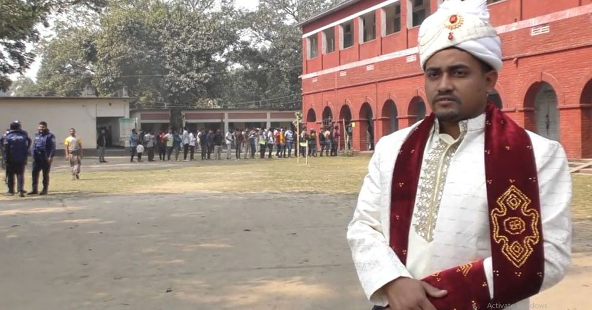 বিয়ের সাজে ভোটকেন্দ্রে বর