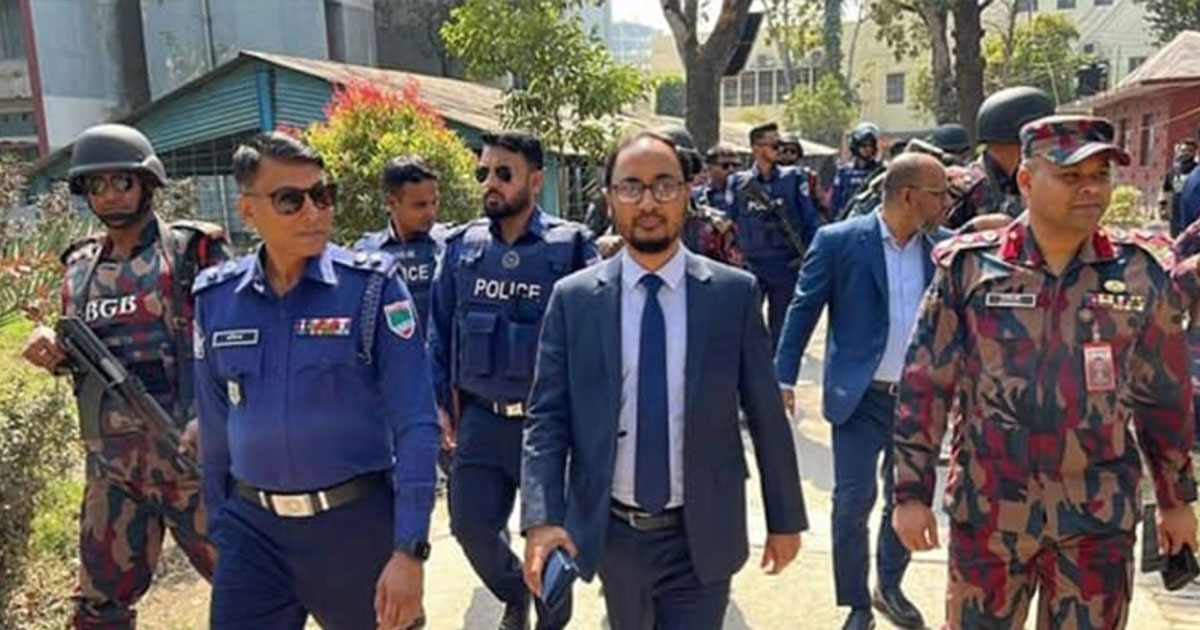 যশোরে রিটার্নিং কর্মকর্তা ও পুলিশ সুপারের ভোটকেন্দ্র পরিদর্শন