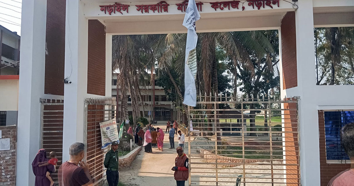 নড়াইলে ভোট কেন্দ্রে দায়িত্বে অবহেলার অভিযোগে পোলিং অফিসারকে অব্যহতি