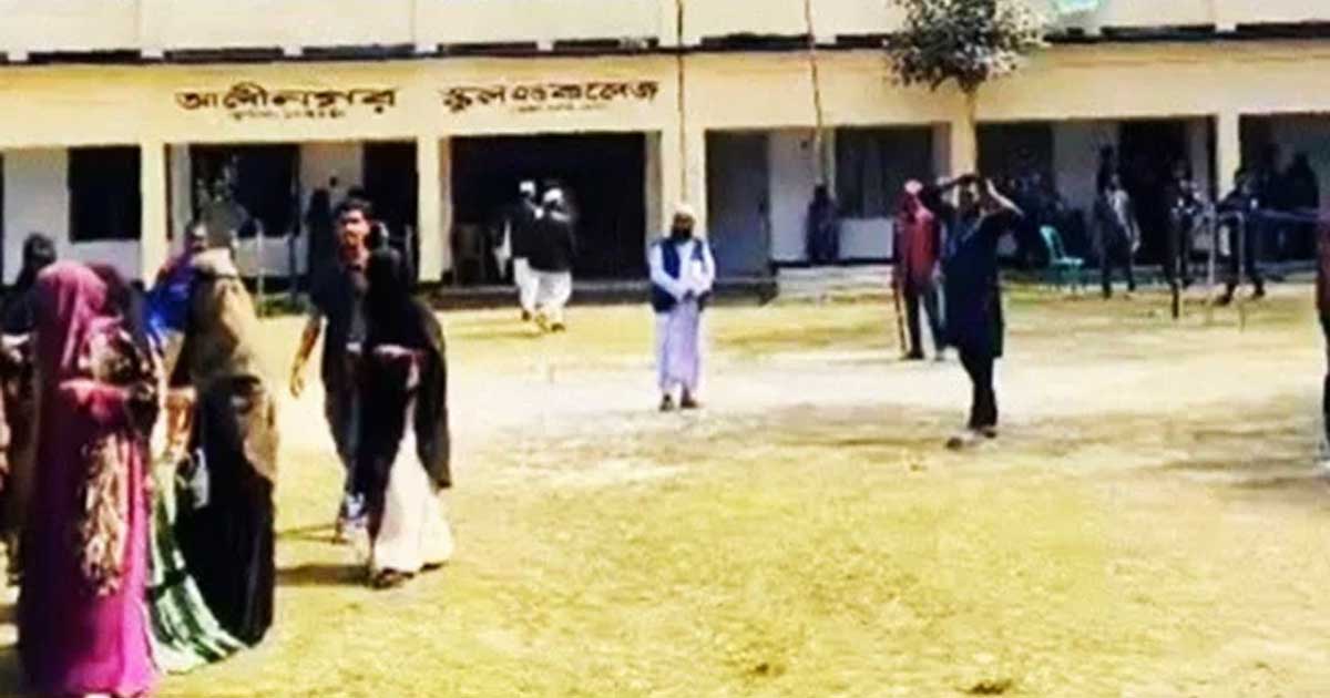 ককটেল বিস্ফোরণের পর কেন্দ্র থেকে ব্যালট পেপার নেওয়ার চেষ্টা