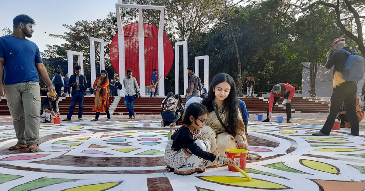 আলপনা অঙ্কন, রঙের প্রলেপ—একুশের প্রহর গুনছে রাজধানী