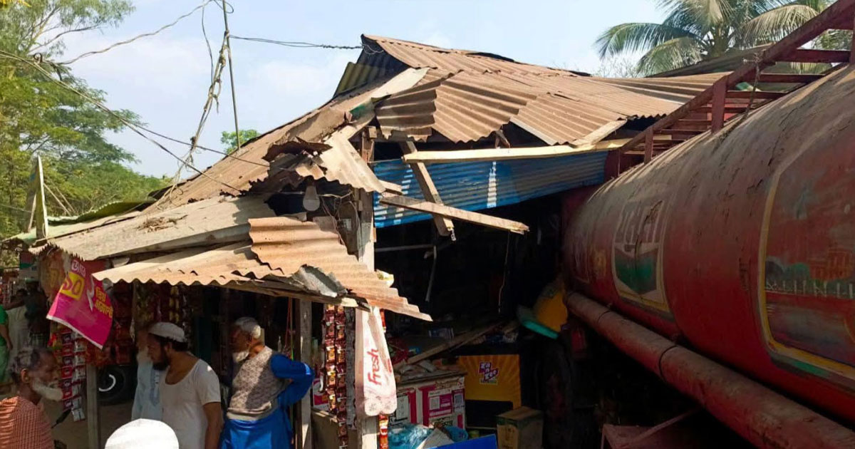 নোয়াখালীতে তেলবাহী ট্রাক দোকানে ঢুকে নিহত ২