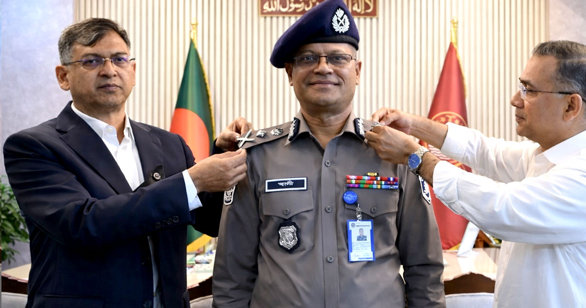 নতুন আইজিপিকে র‍্যাংক ব্যাজ পরিয়ে দিলেন প্রধানমন্ত্রী
