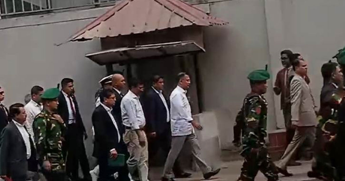হেঁটে ওসমানী মিলনায়তনে গেলেন প্রধানমন্ত্রী